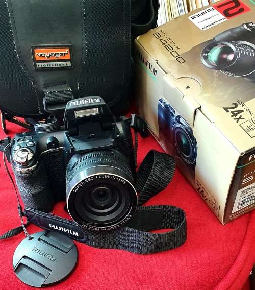 FUJIFILM S4200 CAMERA . AS GOOD AS NEW, STILL IN BOX.!! SEE PHOTO REPORT.