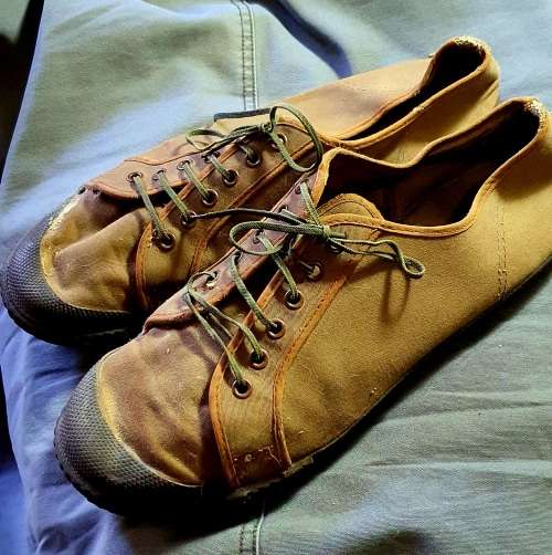 ANGOLA BUSH WAR ERA .SADF  1975. AFKAK TEKKIES. SIZE 10