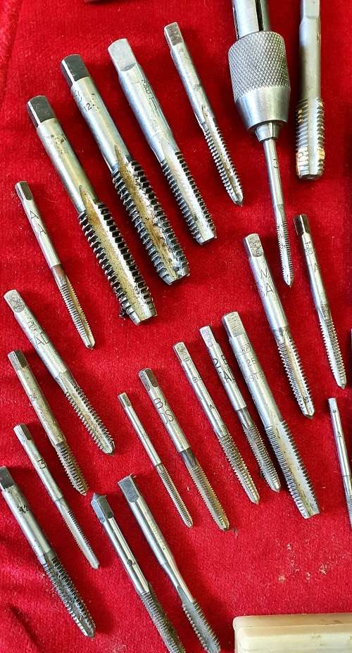 VINTAGE HAND TAP SET. 48 X TAPS. MILLERS FALLS COMPANY. USA . IN HAND MADE BOX