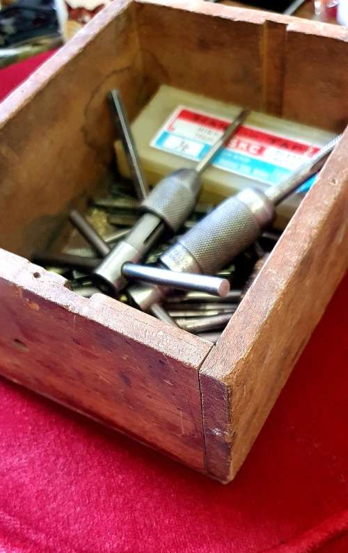 VINTAGE HAND TAP SET. 48 X TAPS. MILLERS FALLS COMPANY. USA . IN HAND MADE BOX