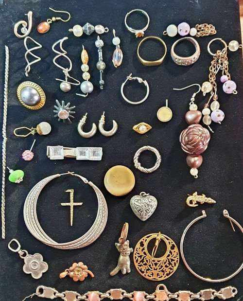 ANTIQUE TO VINTAGE JOB LOT JEWELLEREY  40  PIECES. UNSORTED.