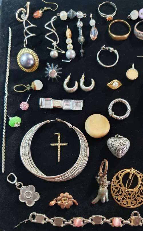 ANTIQUE TO VINTAGE JOB LOT JEWELLEREY  40  PIECES. UNSORTED.