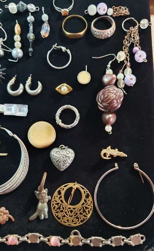 ANTIQUE TO VINTAGE JOB LOT JEWELLEREY  40  PIECES. UNSORTED.