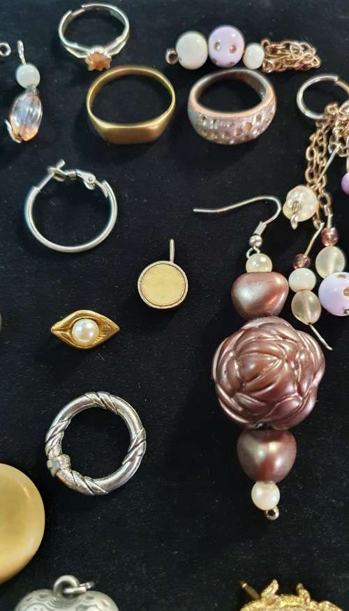 ANTIQUE TO VINTAGE JOB LOT JEWELLEREY  40  PIECES. UNSORTED.