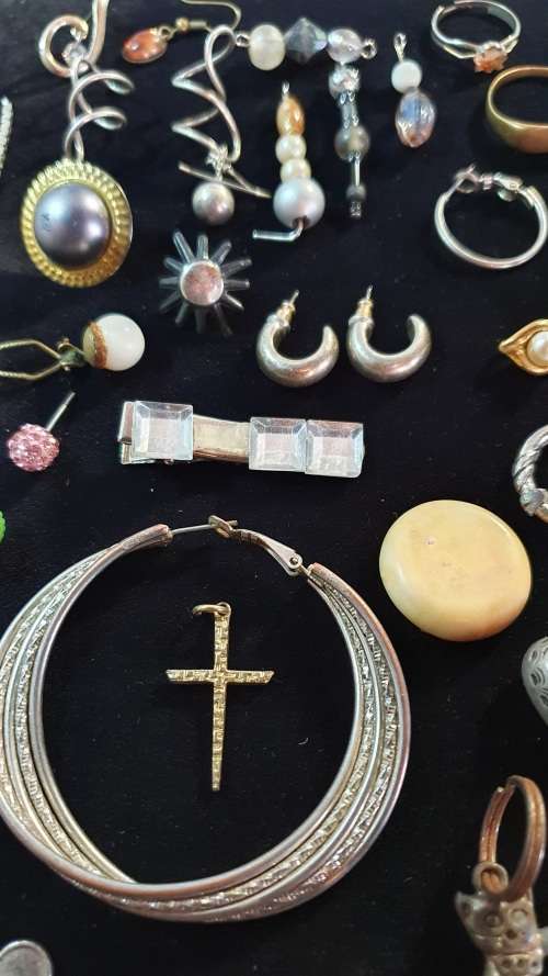 ANTIQUE TO VINTAGE JOB LOT JEWELLEREY  40  PIECES. UNSORTED.