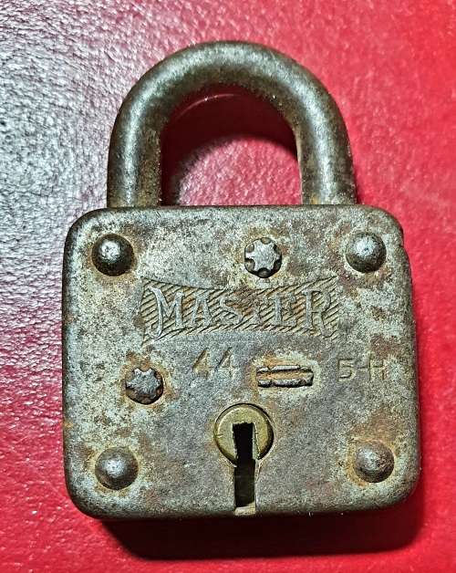 ANTIQUE PADLOCK . MASTER . MADE IN USA. 44. 5H.