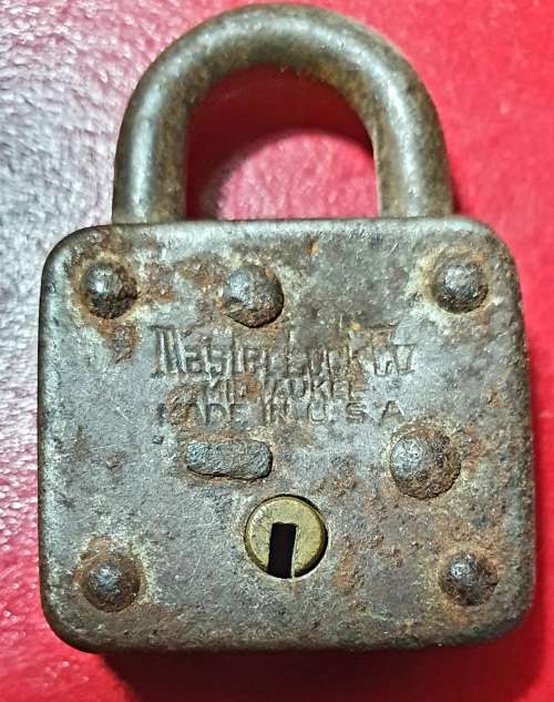 ANTIQUE PADLOCK . MASTER . MADE IN USA. 44. 5H.
