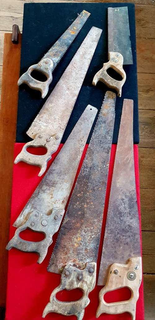 COLLECTION OF 6 X ANTIQUE WOOD HANDLE HAND SAWS. SEE PHOTO REPORT.