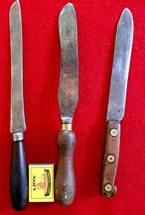 3 X VICTORIAN ERA KNIFES. WOOD AND BRASS HANDLES.