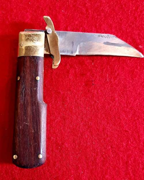 ANTIQUE BRASS ,WOOD, STEEL FOLDING KNIFE . MOVABLE GUARD !!