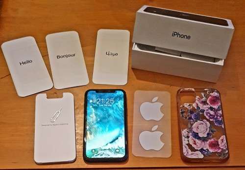 i PHONE 11 . 64GB. BLACK  . SEE DESCRIPTION.  AS GOOD AS NEW.