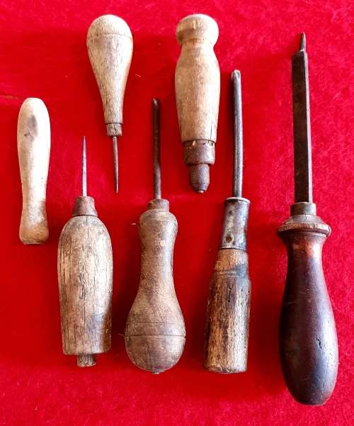 7  X ANTIQUE WOOD HANDLE TOOLS INCL LEATHER WORKING TOOLS.