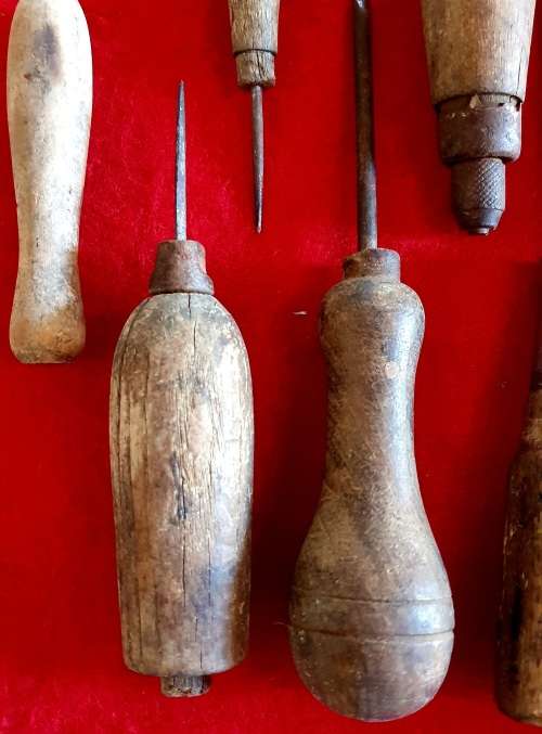 7  X ANTIQUE WOOD HANDLE TOOLS INCL LEATHER WORKING TOOLS.