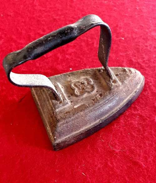 ANTIQUE EARLY 1900s SAD IRON. HEAVY CAST IRON. STUNNING DETAIL.