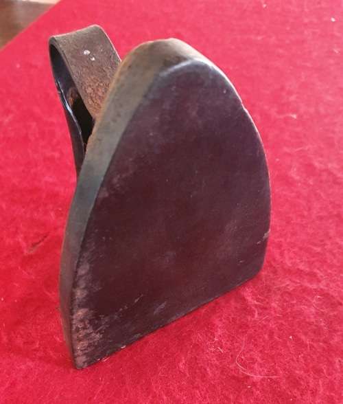 ANTIQUE EARLY 1900s SAD IRON. HEAVY CAST IRON. STUNNING DETAIL.