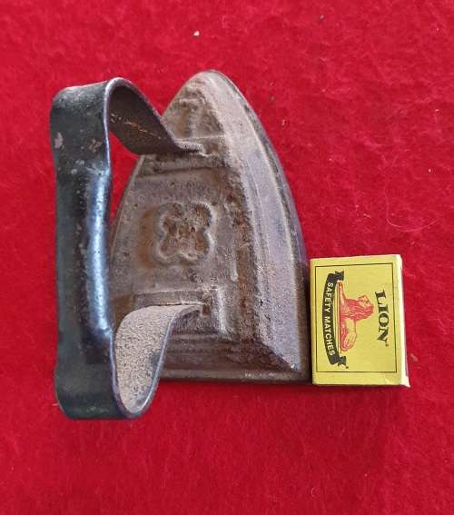 ANTIQUE EARLY 1900s SAD IRON. HEAVY CAST IRON. STUNNING DETAIL.