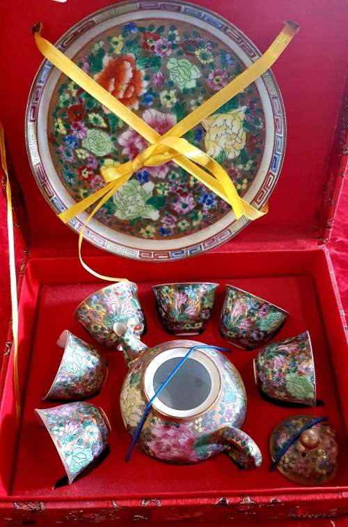 ANTIQUE PORCELAIN 9 PIECE SAKI SET. IN EMBROIDERED BOX !!STUNNING DETAIL.