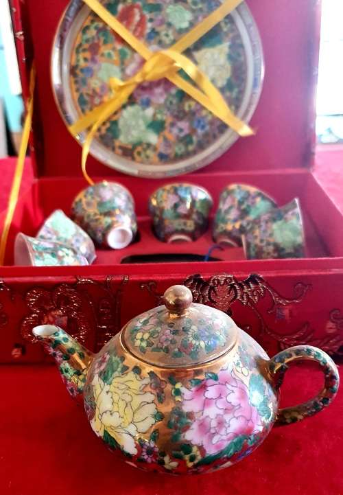 ANTIQUE PORCELAIN 9 PIECE SAKI SET. IN EMBROIDERED BOX !!STUNNING DETAIL.