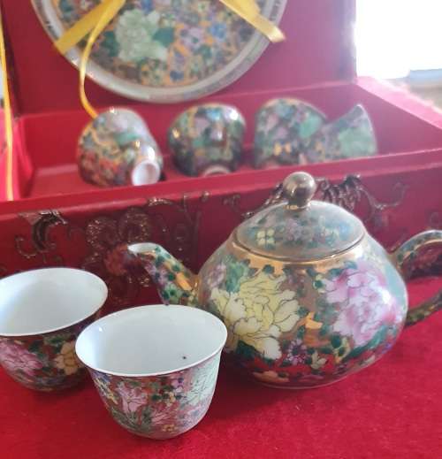 ANTIQUE PORCELAIN 9 PIECE SAKI SET. IN EMBROIDERED BOX !!STUNNING DETAIL.