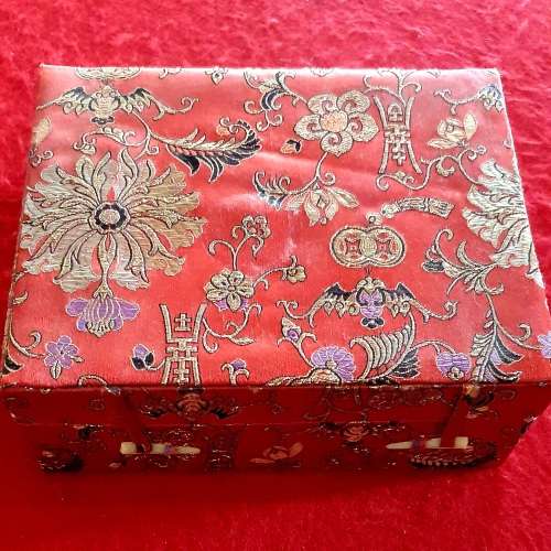 ANTIQUE PORCELAIN 9 PIECE SAKI SET. IN EMBROIDERED BOX !!STUNNING DETAIL.