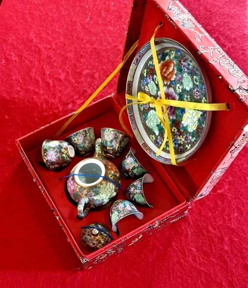 ANTIQUE PORCELAIN 9 PIECE SAKI SET. IN EMBROIDERED BOX !!STUNNING DETAIL.