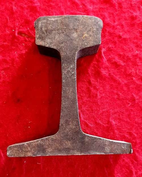 ANTIQUE SAR/SAS TRAIN RAIL  CUTTING USED AS ANVIL .