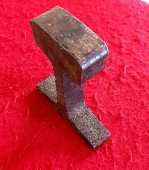 ANTIQUE SAR/SAS TRAIN RAIL  CUTTING USED AS ANVIL .