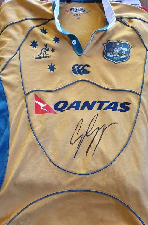 AUTHENTIC WALLABIES TEAM REPLICA JERSEY. SIGNED BY GEORGE GREGAN. L. 2000