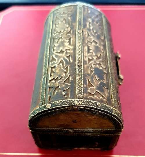 ANTIQUE HAND MADE JEWELERY BRASS AND WOOD BOX. CIRCA 1900