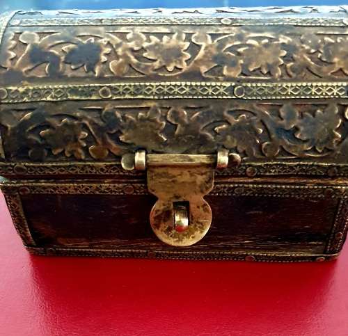 ANTIQUE HAND MADE JEWELERY BRASS AND WOOD BOX. CIRCA 1900