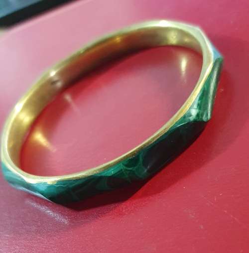 VINTAGE MALACHITE STONE AND HEAVY BRASS BANGLE.