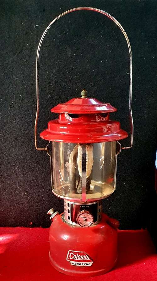 VINTAGE COLEMAN 206 KEROSENE LANTERN. GOOD CONDITION.