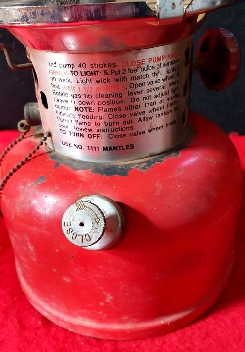 VINTAGE COLEMAN 206 KEROSENE LANTERN. GOOD CONDITION.