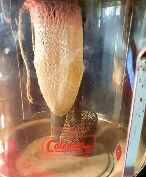 VINTAGE COLEMAN 206 KEROSENE LANTERN. GOOD CONDITION.