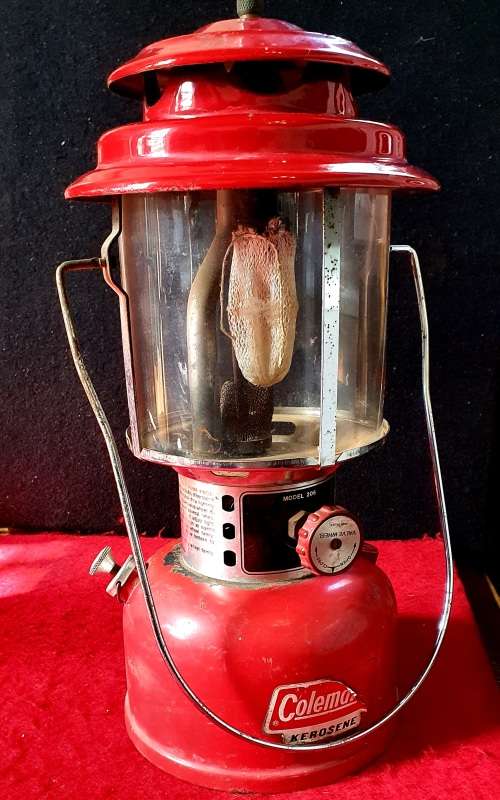 VINTAGE COLEMAN 206 KEROSENE LANTERN. GOOD CONDITION.