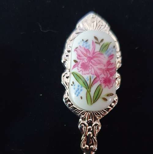 6 X VINTAGE PORCELAIN and STAINLESS TEASPOONS. FLOWER DESIGN. STUNNING DETAIL !!