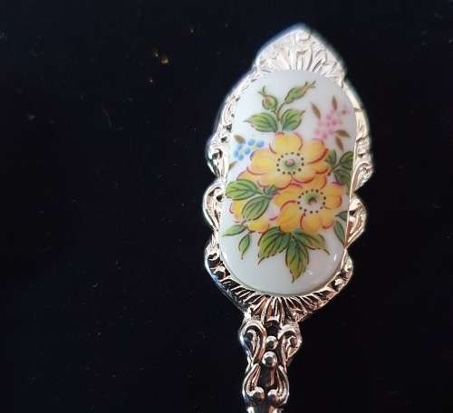 6 X VINTAGE PORCELAIN and STAINLESS TEASPOONS. FLOWER DESIGN. STUNNING DETAIL !!