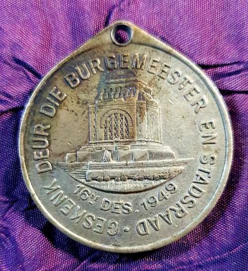 1974 VOORTREKKERMONUMENT KWARTEEUFEES FDC PLUS 1949 INAUGURATION MEDAL.