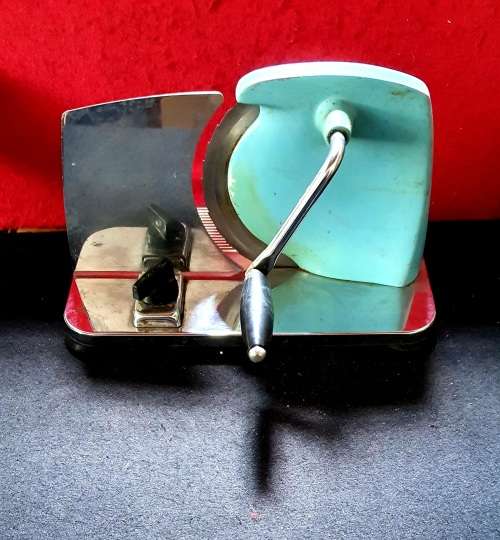 RETRO BLUE PINEWARE BREAD / MEAT SLICER. 50 X MORE ITEMS ON SAME AUCTION !!!!