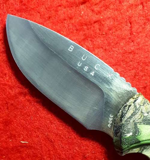 BUCK 390 OMNI HUNTER FIXED BLADE KNIFE WITH CAMO HANDLE 19.70 CM LONG. WITH CAMO SHEATH.