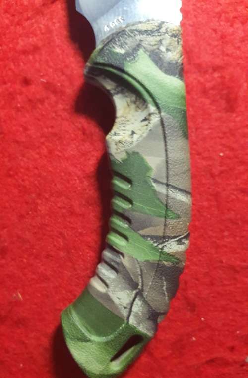 BUCK 390 OMNI HUNTER FIXED BLADE KNIFE WITH CAMO HANDLE 19.70 CM LONG. WITH CAMO SHEATH.