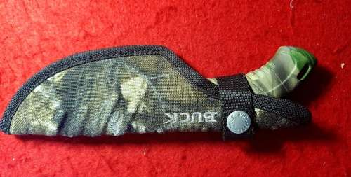 BUCK 390 OMNI HUNTER FIXED BLADE KNIFE WITH CAMO HANDLE 19.70 CM LONG. WITH CAMO SHEATH.