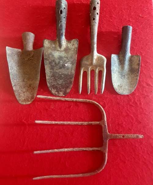 4 X ANTIQUE HAND GARDEN TOOLS.