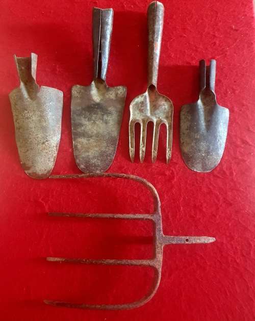 4 X ANTIQUE HAND GARDEN TOOLS.