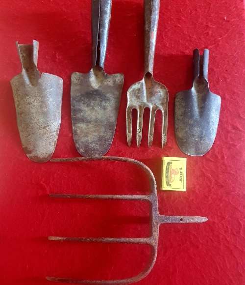 4 X ANTIQUE HAND GARDEN TOOLS.
