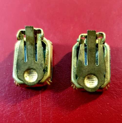 ANTIQUE HEAVY POLISHED GEMSTONE / GLASS ? EAR RINGS EXQUISITE DETAIL. 2CM X1.5CM. SEE DESCRIPTION !!