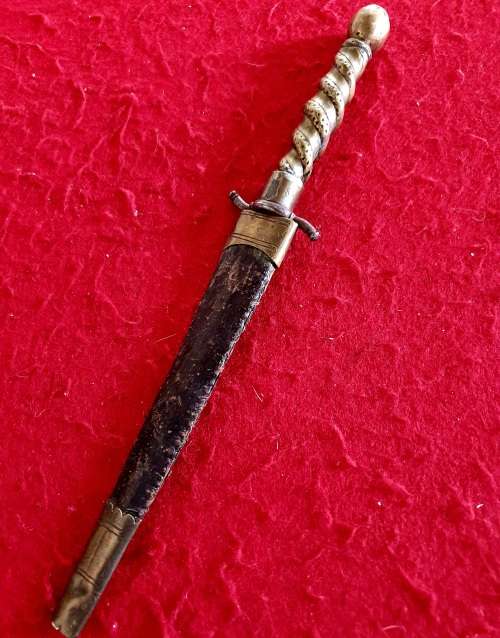 ANTIQUE DAGGER WITH ORIGINAL LEATHER AND BRASS SHEATH. 30CM LONG.