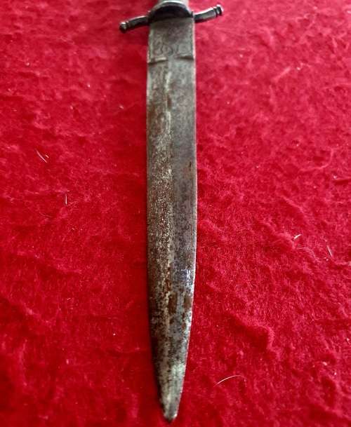 ANTIQUE DAGGER WITH ORIGINAL LEATHER AND BRASS SHEATH. 30CM LONG.