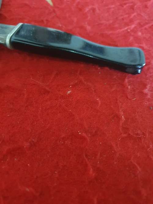 VINTAGE KNIFE WITH BAKELITE HANDLE AND WOOD WITH LEATHER SHEATH. 19CM LONG.