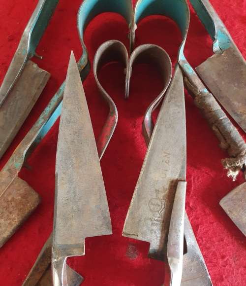 4 X VINTAGE SHEEP SHEARS.  IDEAL FOR KNIFE MAKING !!BID PER SHEARS.